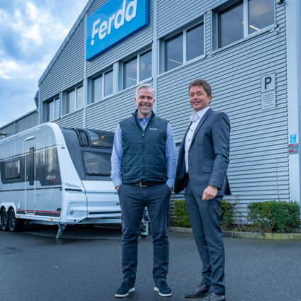 Roy Ørebek, Driftssjef i Ferda og Kenneth Oen, Growth Manager i Bitpro utenfor Ferda sine lokaler i Grimstad