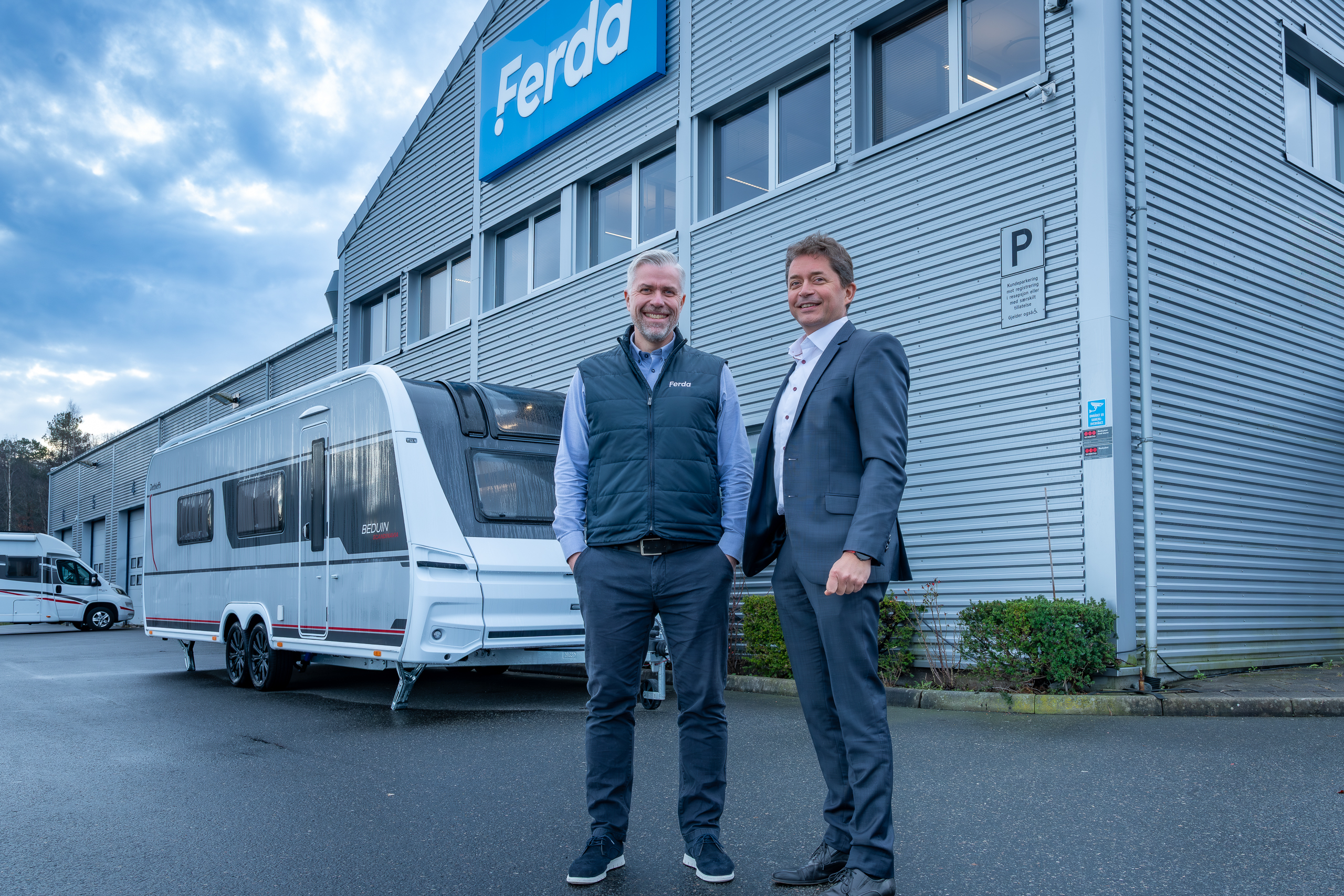Roy Ørebek, Driftssjef i Ferda og Kenneth Oen, Growth Manager i Bitpro utenfor Ferdas lokaler i Grimstad