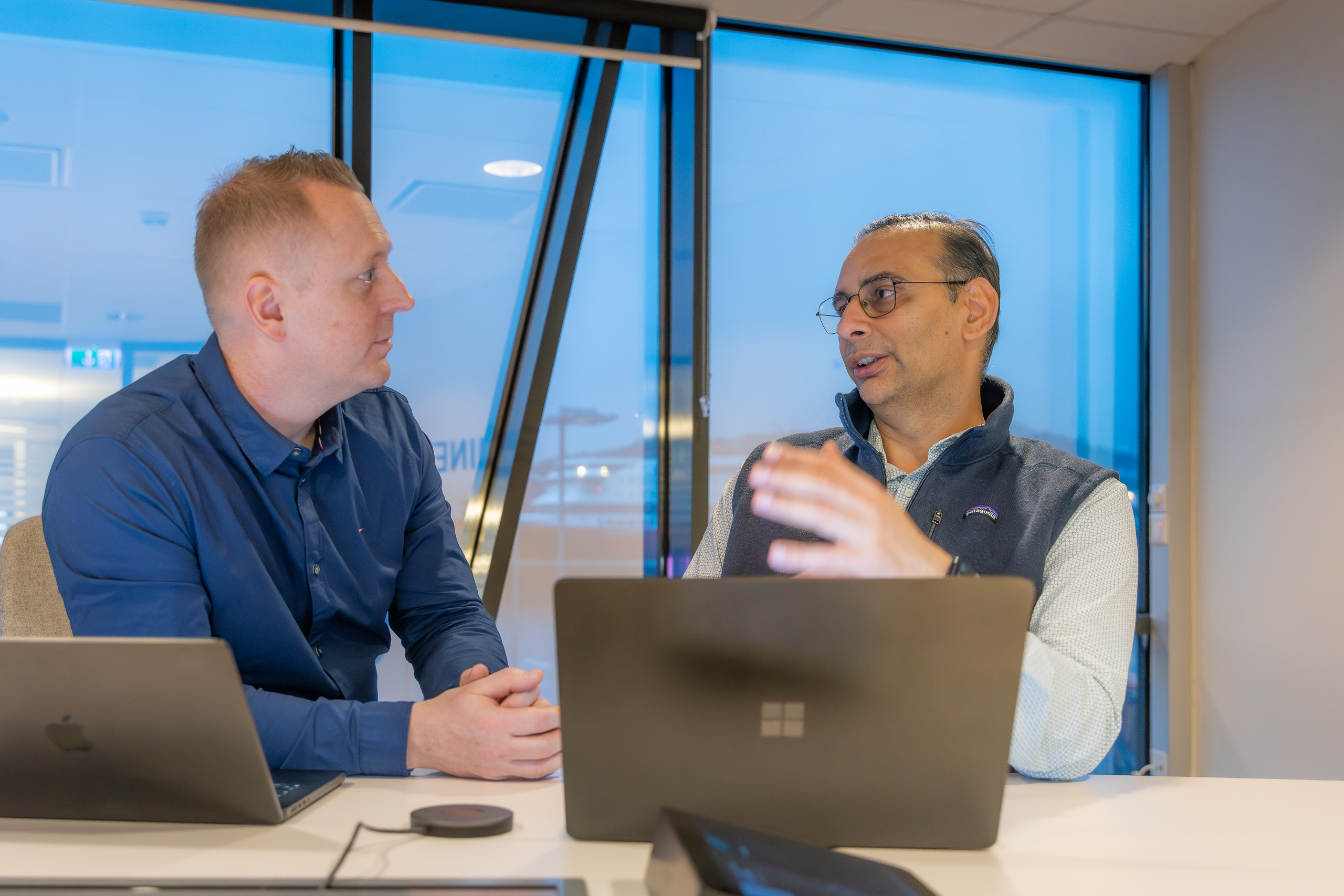 Foto av Arun Deep, Chief Technical Officer i Semine og Tore Ferning, Head of IT Division i Bitpro