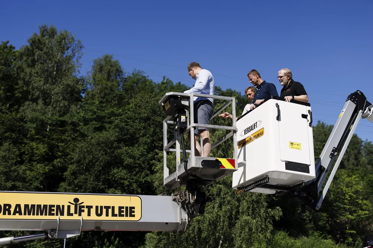 Representanter fra Drammen Liftutleie og Bitpro fotografert i to av Drammen Liftutleie sine lifter.