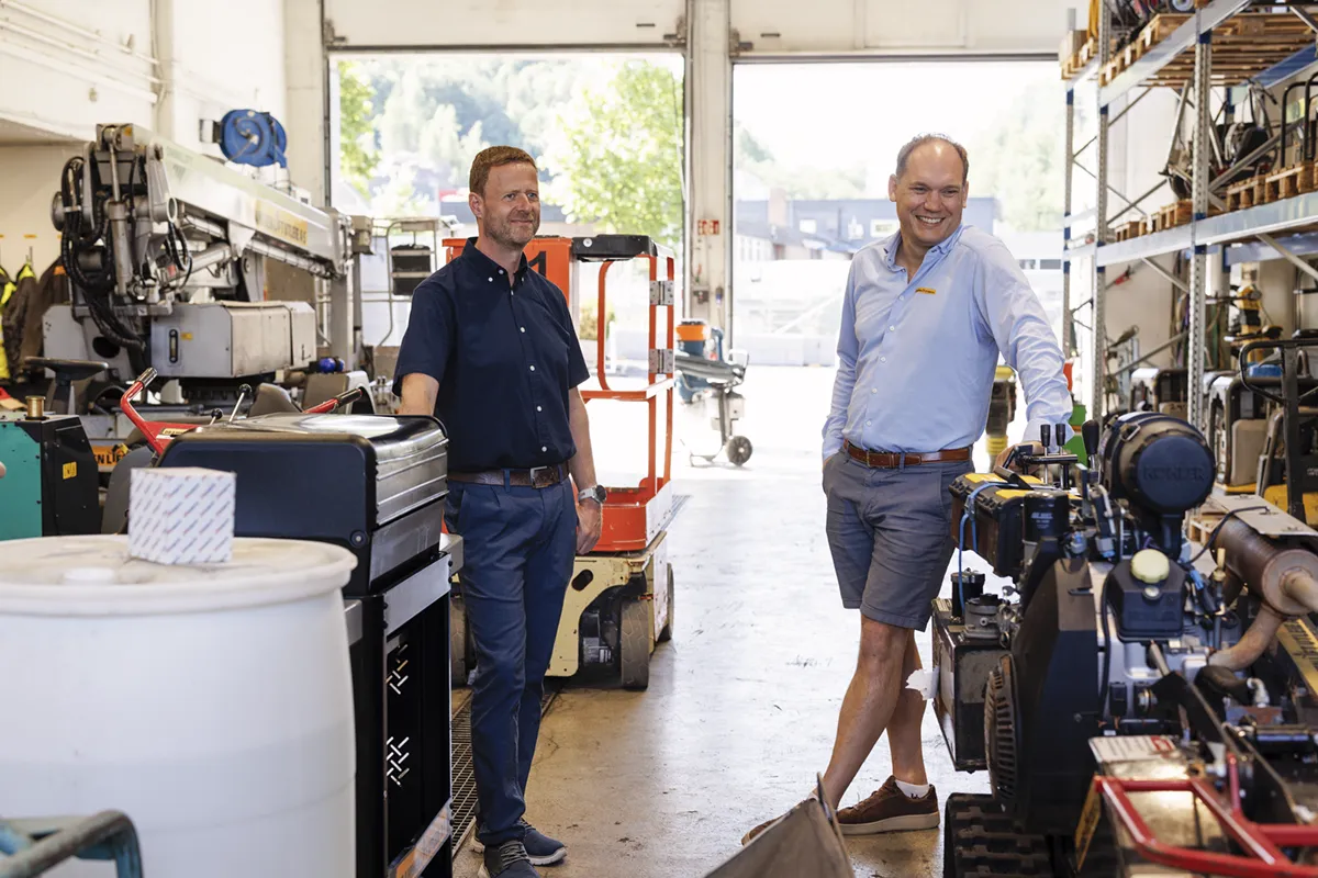 Sven David Hildebrandt (Bitpro) og Stian Olsen (Drammen Liftutleie) i verkstedet på hoved lokasjonen i Drammen.