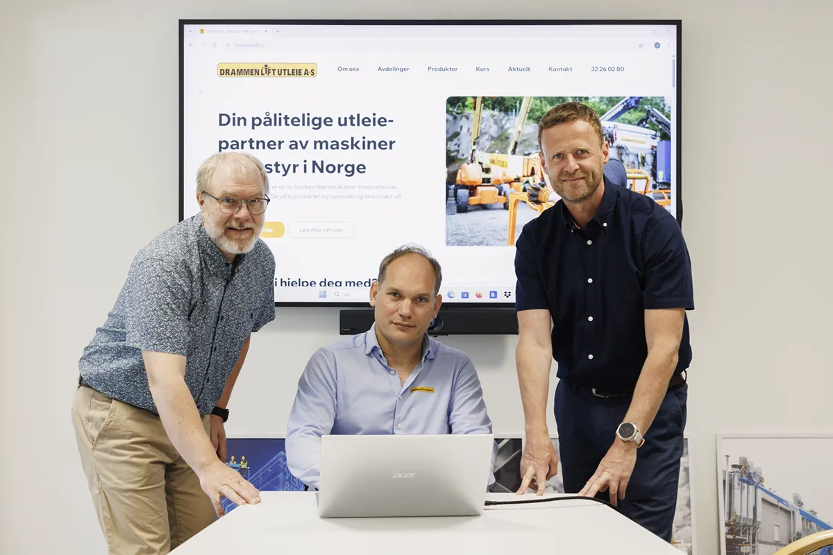 Erik Grøtnes (Bitpro), Stian Olsen (Drammen Liftutleie) og Sven David Hildebrandt (Bitpro) på kontoret til Drammen Liftutleie.