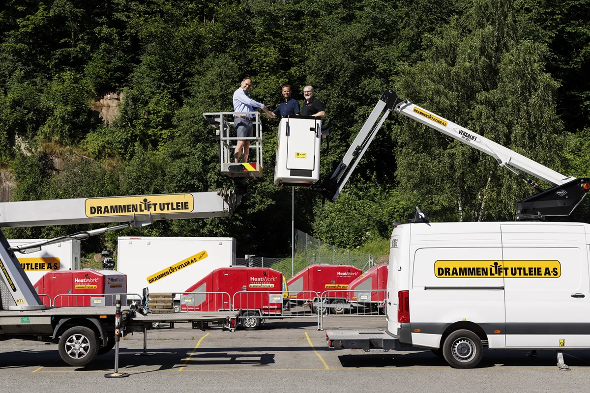 Stian Olsen (Drammen Liftutleie), Sven David Hildebrandt (Bitpro) og Erik Grøtnes (Bitpro) i to av Drammen Lift sine utleie lifter. 