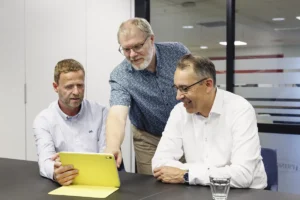 F.v. Sven David Hildebrandt (Bitpro), Erik Grøtnes (Bitpro) og Kai Gulbrandsen (Princess-Gruppen) i møterom på Princess-Gruppen sitt hovedkontor på Ski. 